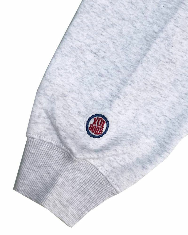 YOIDOREとワンカップ大関のコラボスウェット。フロントに酒ラベル、バックに大関ロゴをプリントし、刺繍でブランドロゴを施したこだわりのユニセックスデザイン。