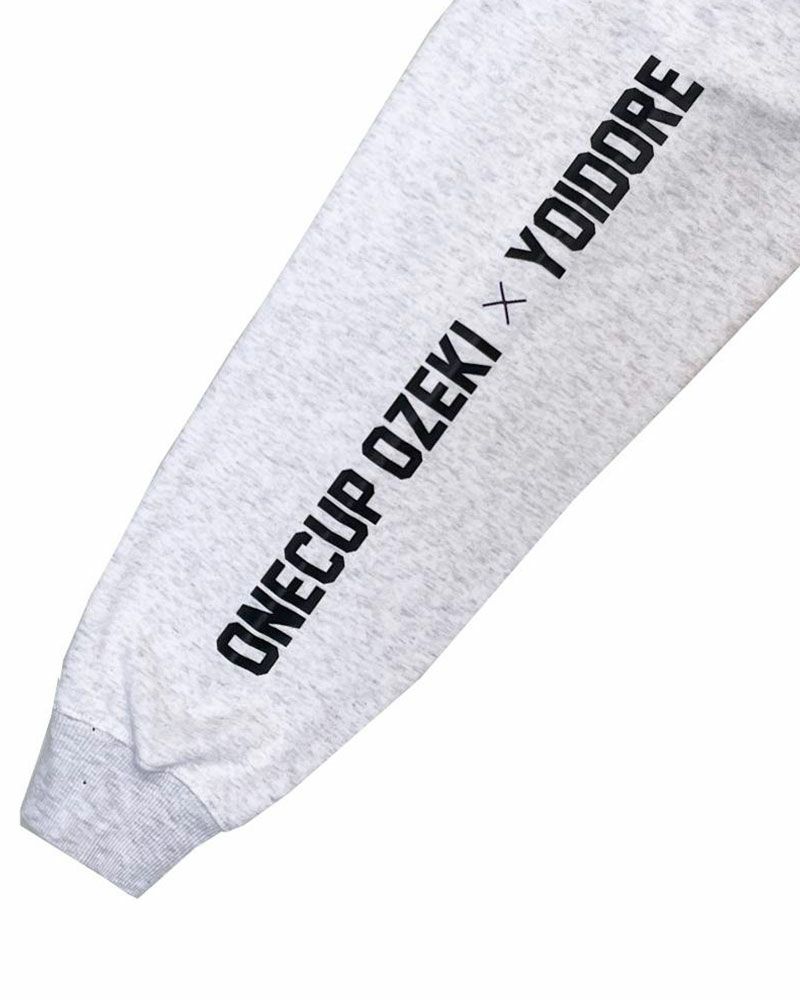 YOIDOREとワンカップ大関のコラボスウェット。フロントに酒ラベル、バックに大関ロゴをプリントし、刺繍でブランドロゴを施したこだわりのユニセックスデザイン。