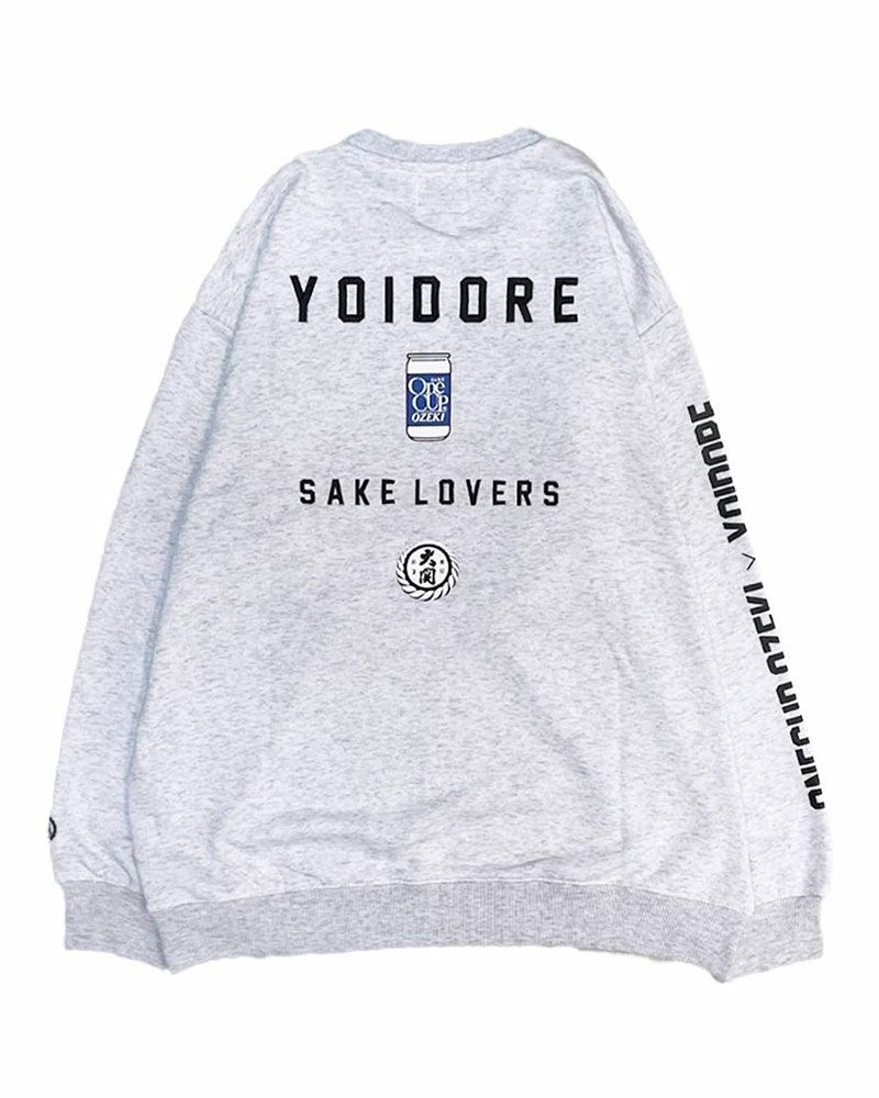 YOIDOREとワンカップ大関のコラボスウェット。フロントに酒ラベル、バックに大関ロゴをプリントし、刺繍でブランドロゴを施したこだわりのユニセックスデザイン。