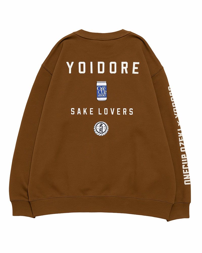 YOIDOREとワンカップ大関のコラボスウェット。フロントに酒ラベル、バックに大関ロゴをプリントし、刺繍でブランドロゴを施したこだわりのユニセックスデザイン。