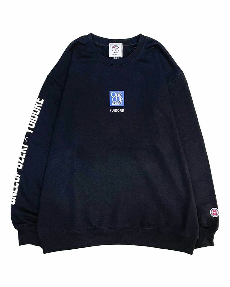 YOIDOREとワンカップ大関のコラボスウェット。フロントに酒ラベル、バックに大関ロゴをプリントし、刺繍でブランドロゴを施したこだわりのユニセックスデザイン。