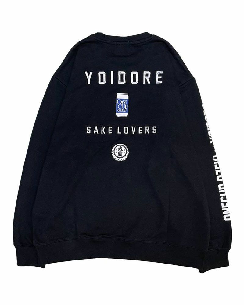 YOIDOREとワンカップ大関のコラボスウェット。フロントに酒ラベル、バックに大関ロゴをプリントし、刺繍でブランドロゴを施したこだわりのユニセックスデザイン。